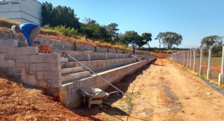 Arquibancada do Campo da Confibra ganha mais um lance de assentos e está quase finalizada
