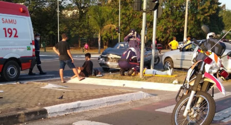 Acidente entre dois carros deixa uma pessoa ferida na Avenida Olívio Franceschini 