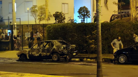 Carro pega fogo em frente ao condomínio Avalon, em Hortolândia