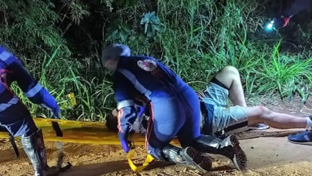 Entulho causa acidente com ciclista, no bairro Taquara Branca