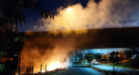 Fumaça atrapalha trânsito no Vila Real