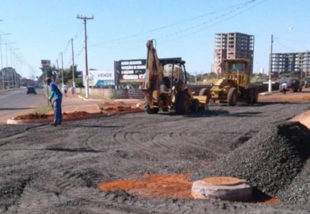 Aplicação de base para asfalto chega próximo à avenida Olívio Franceschini, no Jd. São Miguel