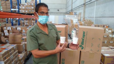 Doação de copos de papel a servidores da saúde têm apelo sustentável
