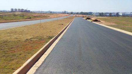 Avenida que ligará Jd. São Bento ao Jd. São Sebastião recebe grama nos canteiros