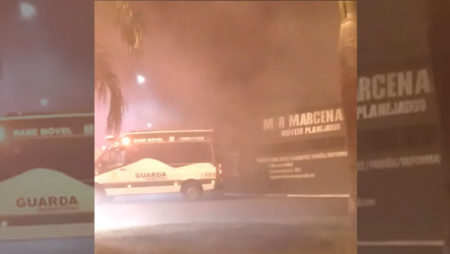 Marcenaria pega fogo na avenida Anhanguera, no Vila Real