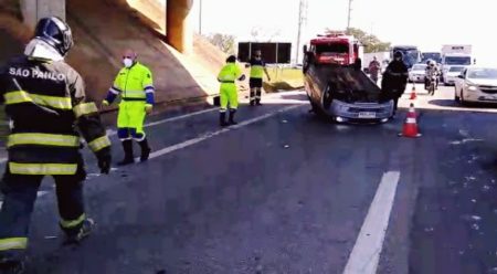 Jovem perde controle do veículo e carro capota na rodovia SP-101