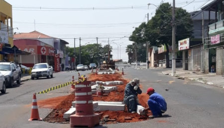 Obras de canteiro central em rua do Jd. Sumarezinho