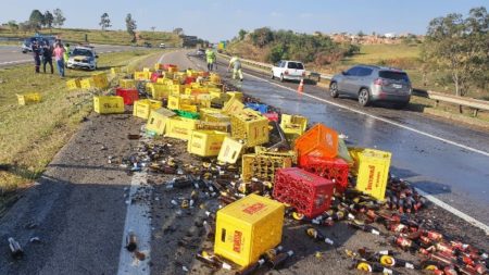 Caminhão carregado de cerveja tomba na rodovia Santos Dumont