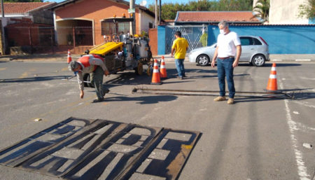 Prefeitura reforça sinalização para readequar fluxo de veículos próximo à rua dos Estudantes