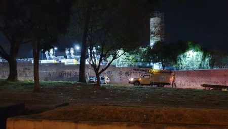 Motorista colide contra poste na entrada do Jardim Rosolem