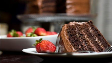 Bolo de Chocolate com Geléia de Morango