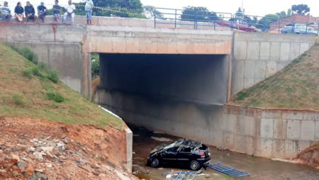 Carro cai de ponte no Jardim São Sebastião