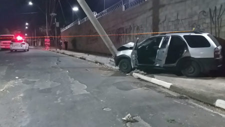 Condutor colide violentamente contra poste de iluminação pública no Jardim Rosolem 