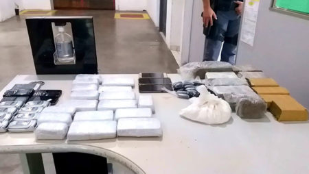 BAEP detém 4 indivíduos que jogariam celulares e drogas na penitenciária de Hortolândia 