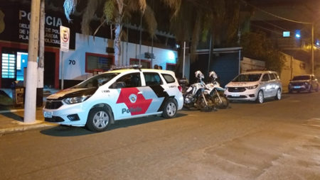 Suspeitos trocam tiros com a PM após ignorar ordem de parada no Jd Amanda; um foi baleado  