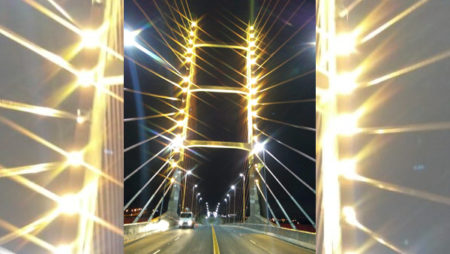 Ponte Estaiada está Iluminada em amarelo para segurança no trânsito e prevenção ao suicídio