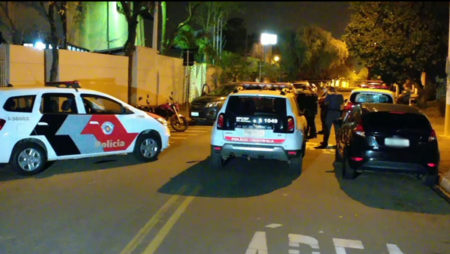 Tentativa de roubo em frente a base da PM termina com 2 baleados e um apreendido, em Hortolândia 