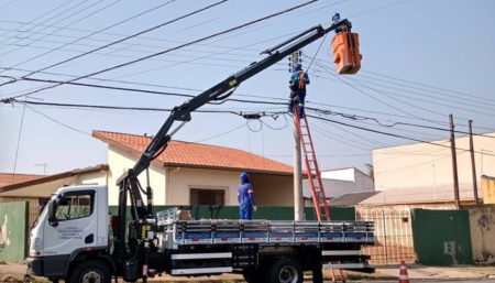 Jd. Santa Clara do Lago começa a receber luminárias de LED nos postes das ruas