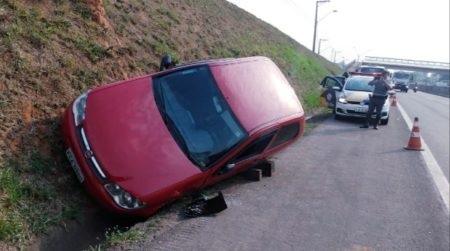 Condutora perde controle da direção e carro sai da pista na SP-101