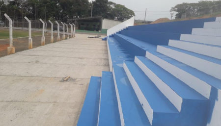 Nova arquibancada do Campo da Confibra ganha pintura