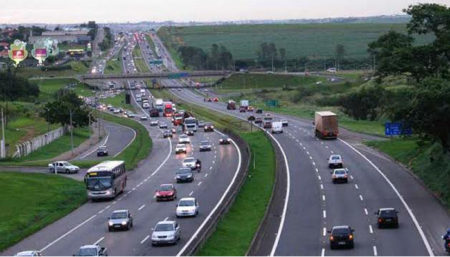 Rota das Bandeiras faz campanha de orientação a romeiros na rodovia D. Pedro I