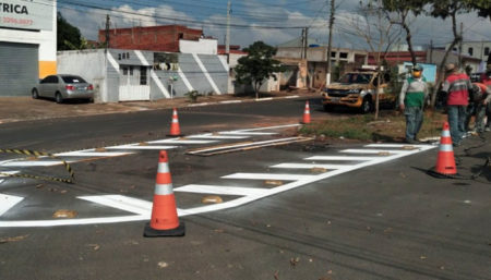 Ruas do Pq. Orestes Ôngaro ganham reforço na sinalização de solo