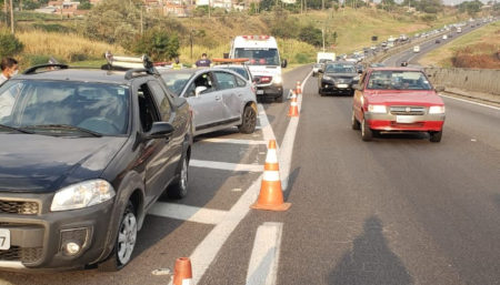 Acidente envolve dois veículos na SP101 sentido Campinas