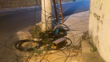 População reclama de cabos deixados na calçada, no bairro  Boa Vista