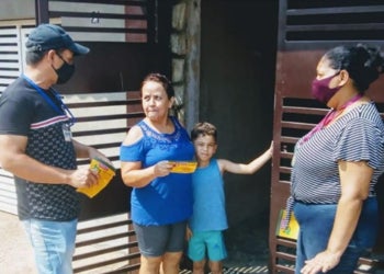 Trabalho casa a casa leva educação ambiental à região do Parque Socioambiental Novo Ângulo