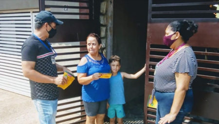 Trabalho casa a casa leva educação ambiental à região do Parque Socioambiental Novo Ângulo