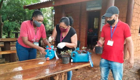 Agentes de Educação Ambiental confeccionam objetos com materiais recicláveis para o futuro Parque Novo Ângulo