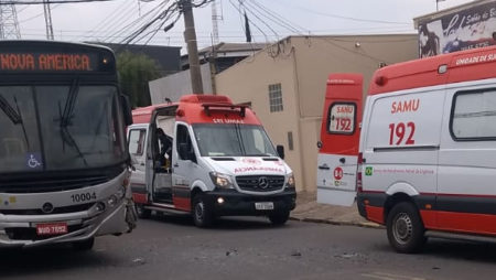 Ônibus e carro colidem e deixa 3 pessoas feridas, no Jardim Rosolem