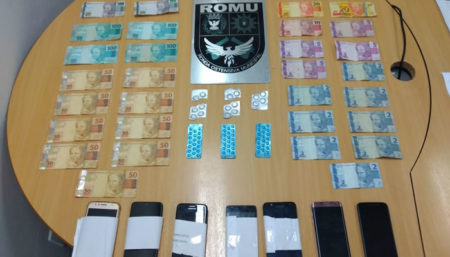 ROMU apreenderam remédios e celulares em camelódromo; dois foram presos 