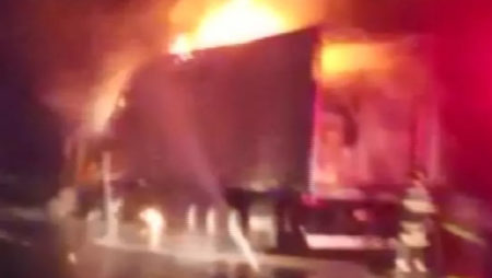 Caminhão Fedex Express pega fogo em rodovia de Campinas