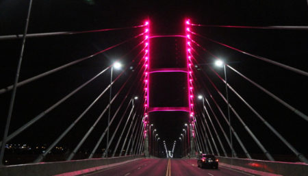 No Mês da Mulher, Ponte Estaiada recebe iluminação especial