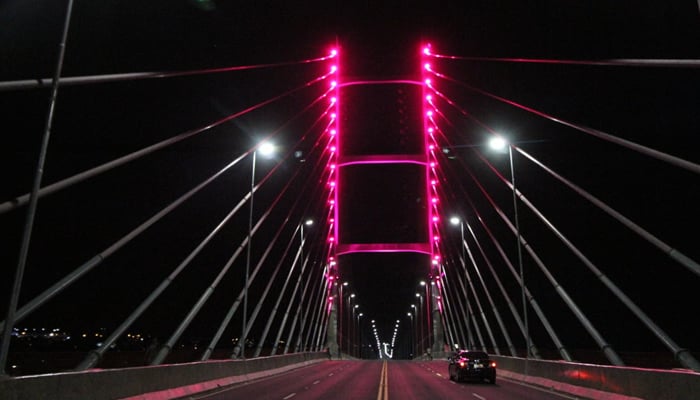 Ponte Estaiada recebe iluminação