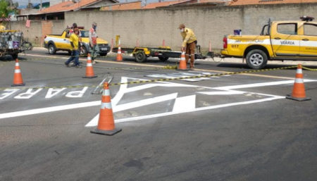 Jardim Primavera recebe reforço e implantação de sinalização de trânsito