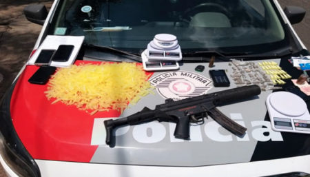 Policiais da 3 CIA de Hortolândia prendem trio por tráfico de drogas e localizam réplica de submetralhadora