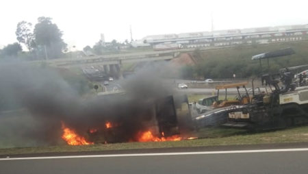 Veículo pega fogo na SP-101, em Hortolândia
