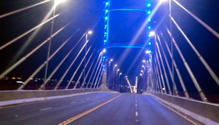Ponte Estaiada ganha iluminação especial durante campanha Novembro Azul