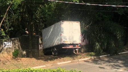 Caminhão choca-se contra muro no Jardim Boa Vista