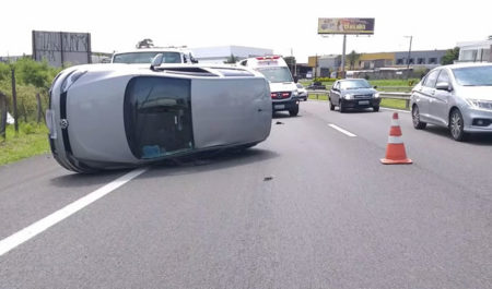 Motorista tenta desviar de calço na SP-101 e capota com carro em Hortolândia 