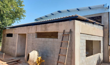 Obra de barracão no Cier avança para área externa