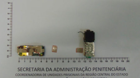 Agentes penitenciários encontraram micro aparelhos celulares em correspondências enviadas pelos Correios