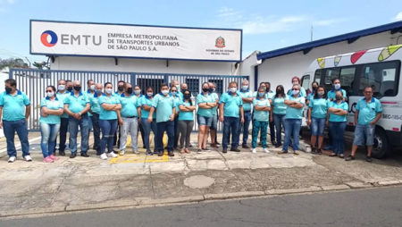 Motoristas de vans escolares que transportam crianças com mobilidade reduzida protestam em frente a EMTU 
