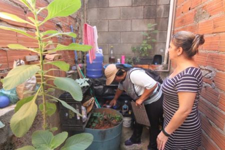 Prefeitura realiza ação casa a casa para conter o avanço da Dengue em três regiões da cidade