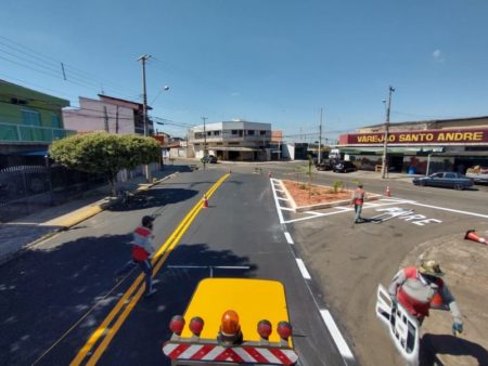 Mais uma rua do Jd. Santo André ganha recape e reforço na sinalização de solo
