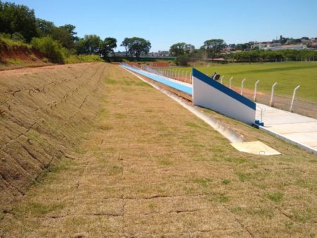 Prefeitura conclui construção de arquibancada no Campo da Confibra