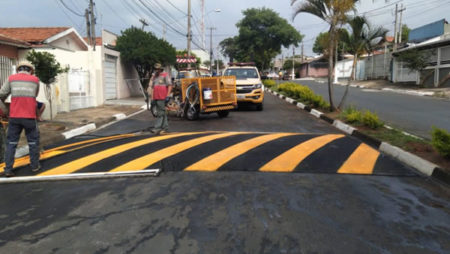 Vias de mais dois bairros ganham lombadas para melhorar a segurança viária em Hortolândia