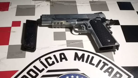 Polícia Militar recupera veículo roubado, prende dupla e apreende réplica 